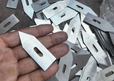 تیغه برش صنعتی در حال برش نوار لاستیک - دقت بالا در برش با تیغه صنعتی مرغوب