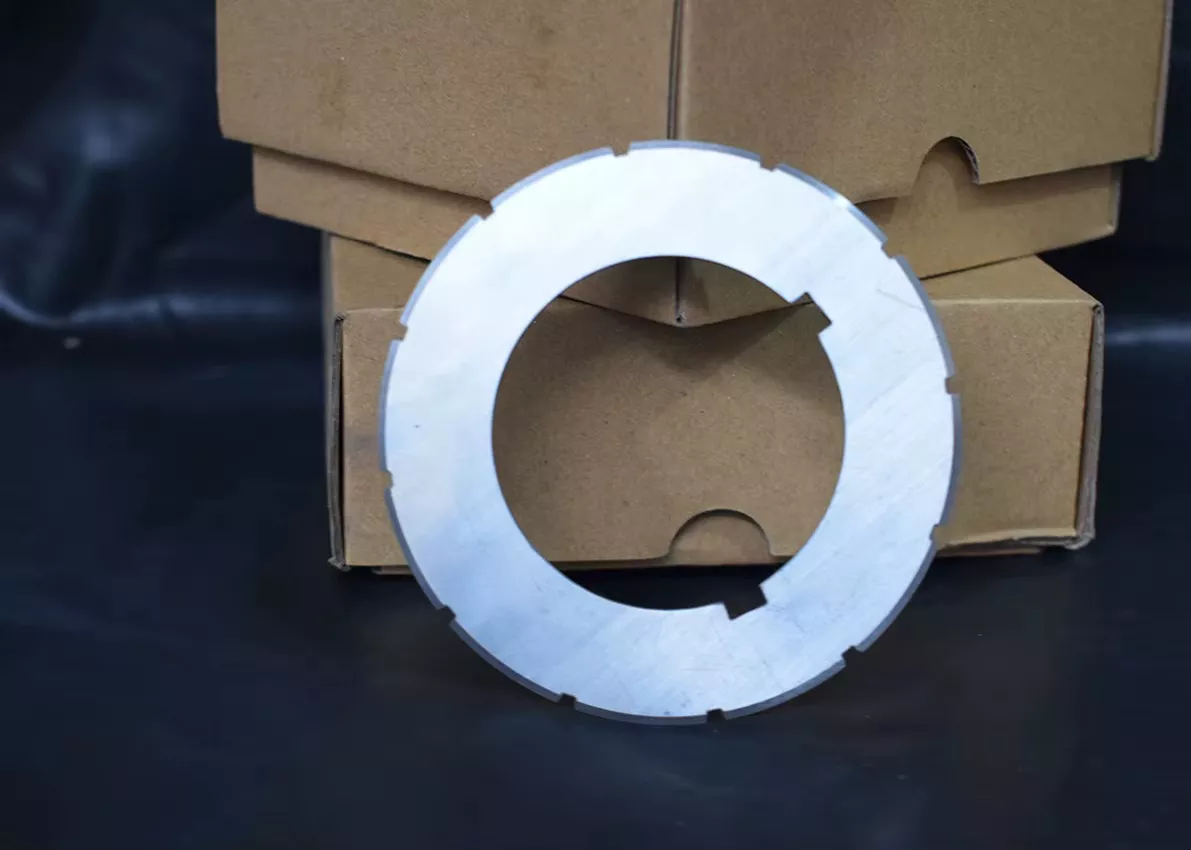 تیغه بشقابی صنعتی | راهنمای کامل انتخاب و خرید - کاربرد در صنایع کاغذ، بسته‌بندی، نساجی و غذایی - تیغه گرد برش با کیفیت از جنس HSS، کاربید و استیل - فروش و سفارش ساخت با مشخصات دلخواه