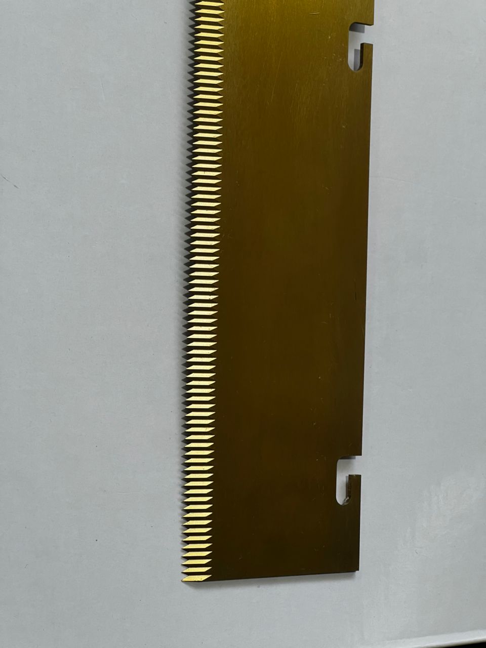 تصویر: «تیغه دندانهدار بستهبندی از جنس HSS-D2 با روکش TiN مناسب برش سلفون و فویل»