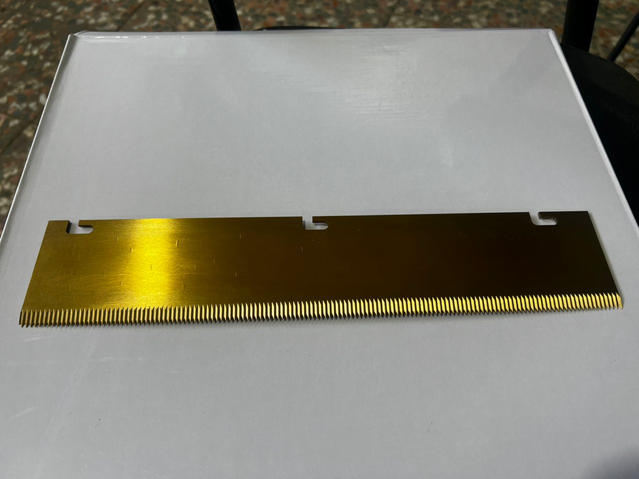 تصویر: «تیغه دندانهدار بستهبندی از جنس HSS-D2 با روکش TiN مناسب برش سلفون و فویل»