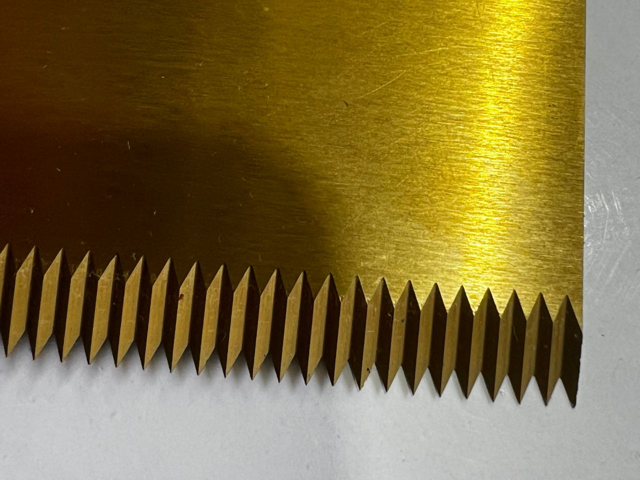 تصویر: «تیغه دندانهدار بستهبندی از جنس HSS-D2 با روکش TiN مناسب برش سلفون و فویل»