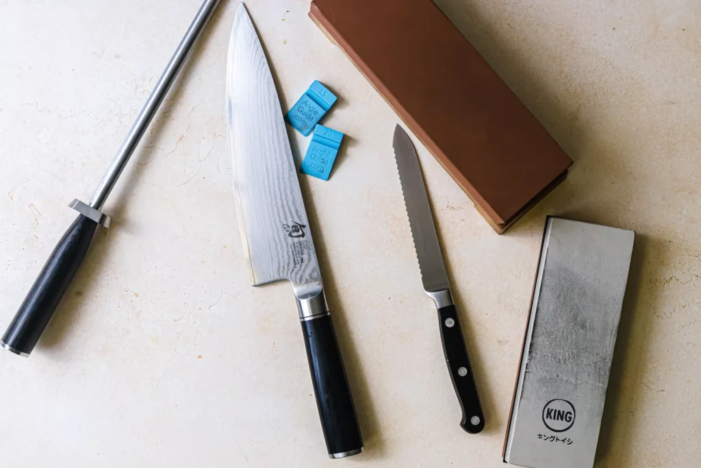 نمای نزدیک سطح زبر سنگ Carborundum هنگام تیزکاری تیغه