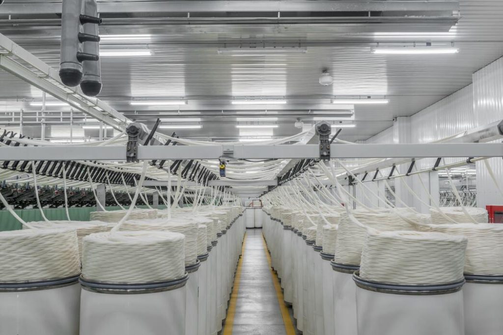 خط تولید پیشرفته تایر در یک کارخانه صنعتی - فرآیند تولید لاستیک